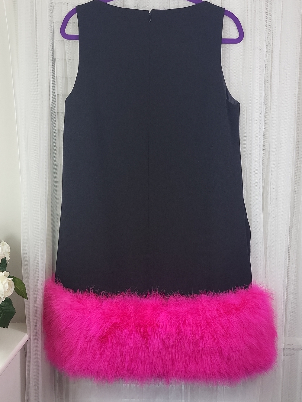 Lisa Perry Barneys New York Black Shift Dress with Hot Pink Feather Trim. Size 8 - Picture 14 of 16